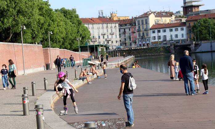 foto ipp- clemente marmorino- milano 26 04 2020- coronavirus - lockdown -naviglio darsena affollata nonostante il divieto di uscire - famiglie con figli coronavirus - lockdown -naviglio  0