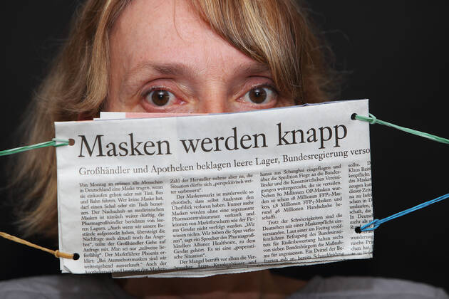 Symbol Mundschutz GER, 20200426, Symbolbild, Titelseite der Frankfurter Sonntagszeitung: MASKEN WERDEN KNAPP, Frau mit selbsgebastelter Maske aus zeitungspapier