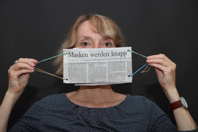 Symbol Mundschutz GER, 20200426, Symbolbild, Titelseite der Frankfurter Sonntagszeitung: MASKEN WERDEN KNAPP, Frau mit selbsgebastelter Maske aus zeitungspapier