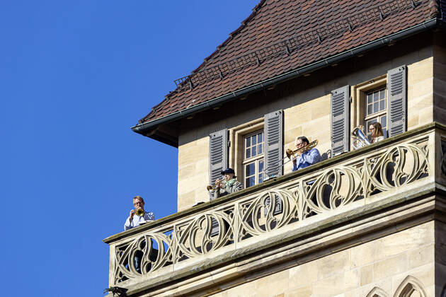 DEU, Deutschland, Baden-Württemberg, Esslingen, 26.04.2020: Die Evangelische Stadtkirche St. Dionys in Esslingen ist eine Kirche aus der Zeit der Gotik. Turmbläser des Posaunenchors musizieren auf dem Turm der Kirche.