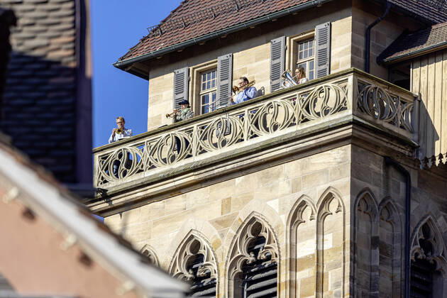 DEU, Deutschland, Baden-Württemberg, Esslingen, 26.04.2020: Die Evangelische Stadtkirche St. Dionys in Esslingen ist eine Kirche aus der Zeit der Gotik. Turmbläser des Posaunenchors musizieren auf dem Turm der Kirche.