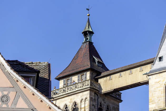 DEU, Deutschland, Baden-Württemberg, Esslingen, 26.04.2020: Die Evangelische Stadtkirche St. Dionys in Esslingen ist eine Kirche aus der Zeit der Gotik. Turmbläser des Posaunenchors musizieren auf dem Turm der Kirche.