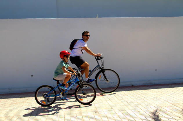 Children return to the streets in Canary Islands The children return to the streets in Spain where, according to a government decree, they will be able to leave the confinement to walk since this Sunday, April 26, due to the covid-19 pandemic, more than 22,000 people have died. Tenerife Spain Copyright: MercedesxMenendez