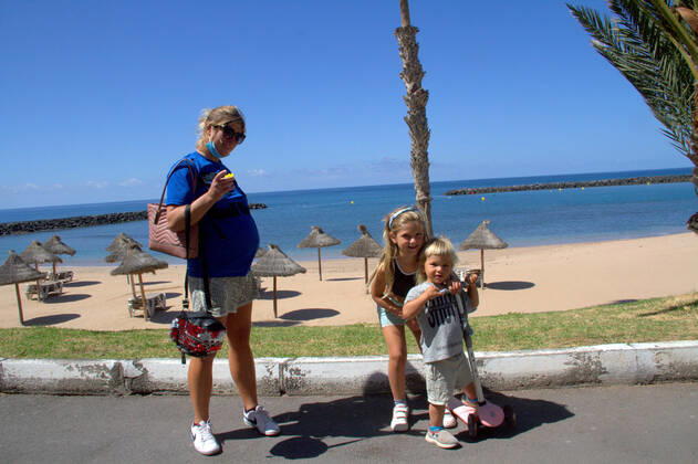 Children return to the streets in Canary Islands The children return to the streets in Spain where, according to a government decree, they will be able to leave the confinement to walk since this Sunday, April 26, due to the covid-19 pandemic, more than 22,000 people have died. Tenerife Spain Copyright: MercedesxMenendez