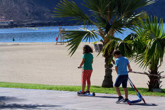 Children return to the streets in Canary Islands The children return to the streets in Spain where, according to a government decree, they will be able to leave the confinement to walk since this Sunday, April 26, due to the covid-19 pandemic, more than 22,000 people have died. Tenerife Spain Copyright: MercedesxMenendez