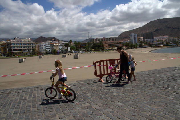 Children return to the streets in Canary Islands The children return to the streets in Spain where, according to a government decree, they will be able to leave the confinement to walk since this Sunday, April 26, due to the covid-19 pandemic, more than 22,000 people have died. Tenerife Spain Copyright: MercedesxMenendez
