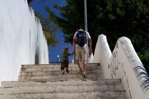 Children return to the streets in Canary Islands The children return to the streets in Spain where, according to a government decree, they will be able to leave the confinement to walk since this Sunday, April 26, due to the covid-19 pandemic, more than 22,000 people have died. Tenerife Spain Copyright: MercedesxMenendez