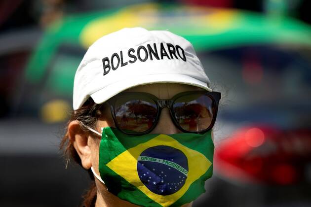 Followers of Brazilian President Jair Bolsonaro got together for a demonstration supporting him, in Brasilia, Brazil, 26 April 2020. Followers of President Bolsonaro have not paid attention to Brasilia s Federal Government measures for containing the coronavirus spread and got together for a supporting demonstration. Brazilian President Jair Bolsonaro supporters demonstration in Brasilia !ACHTUNG: NUR REDAKTIONELLE NUTZUNG!  Copyright: xJoédsonxAlvesx AME5863 20200426-637235275892362774