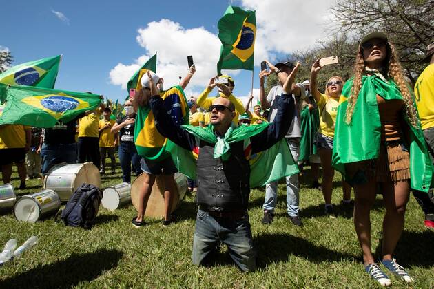 Followers of Brazilian President Jair Bolsonaro got together for a demonstration supporting him, in Brasilia, Brazil, 26 April 2020. Followers of President Bolsonaro have not paid attention to Brasilia s Federal Government measures for containing the coronavirus spread and got together for a supporting demonstration. Brazilian President Jair Bolsonaro supporters demonstration in Brasilia !ACHTUNG: NUR REDAKTIONELLE NUTZUNG!  Copyright: xJoédsonxAlvesx AME5878 20200426-637235275918144049