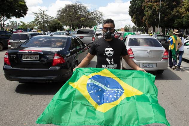 Followers of Brazilian President Jair Bolsonaro got together for a demonstration supporting him, in Brasilia, Brazil, 26 April 2020. Followers of President Bolsonaro have not paid attention to Brasilia s Federal Government measures for containing the coronavirus spread and got together for a supporting demonstration. Brazilian President Jair Bolsonaro supporters demonstration in Brasilia !ACHTUNG: NUR REDAKTIONELLE NUTZUNG!  Copyright: xJoédsonxAlvesx AME5866 20200426-637235276531971346