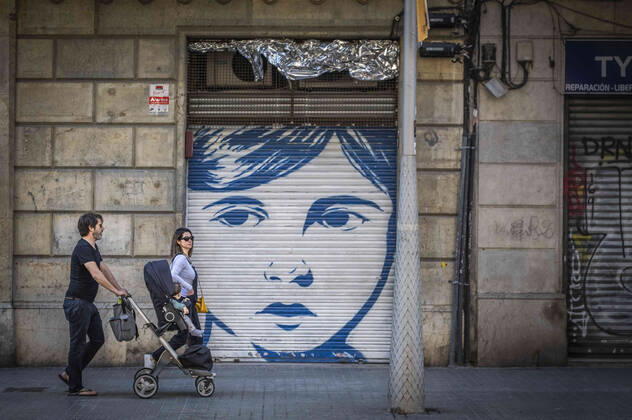 April 26, 2020, Barcelona, Spain: Parents walk with their children on the street during the first day of allowing kids to move out for one hour with an adult..First day on the street, after 42 days of confinement, for children under 14 accompanied by an adult. The rides are limited to one hour and a maximum distance of one kilometre due to the contagion of the Covid 19. Barcelona Spain - ZUMAs197 20200426_zaa_s197_028 Copyright: xPacoxFreirex