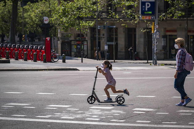 April 26, 2020, Barcelona, Spain: A woman walks with a child during the first day of allowing kids to move out for one hour with an adult..First day on the street, after 42 days of confinement, for children under 14 accompanied by an adult. The rides are limited to one hour and a maximum distance of one kilometre due to the contagion of the Covid 19. Barcelona Spain - ZUMAs197 20200426_zaa_s197_029 Copyright: xPacoxFreirex