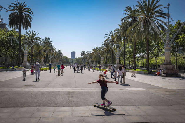 April 26, 2020, Barcelona, Spain: A girl plays with a skateboard during the first day of allowing kids to move out for one hour with an adult..First day on the street, after 42 days of confinement, for children under 14 accompanied by an adult. The rides are limited to one hour and a maximum distance of one kilometre due to the contagion of the Covid 19. Barcelona Spain - ZUMAs197 20200426_zaa_s197_042 Copyright: xPacoxFreirex