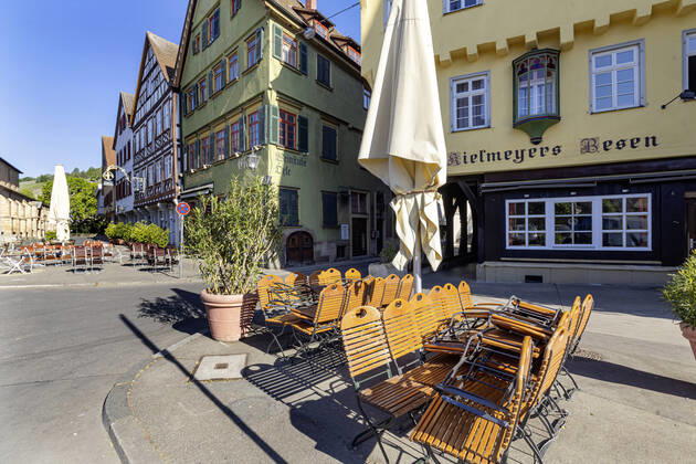 DEU, Deutschland, Baden-Württemberg, Esslingen, 26.04.2020: Stadtansicht Esslingen am Neckar. Aufgrund der Corona-Krise sind Straßencafes und Biergärten geschlossen.