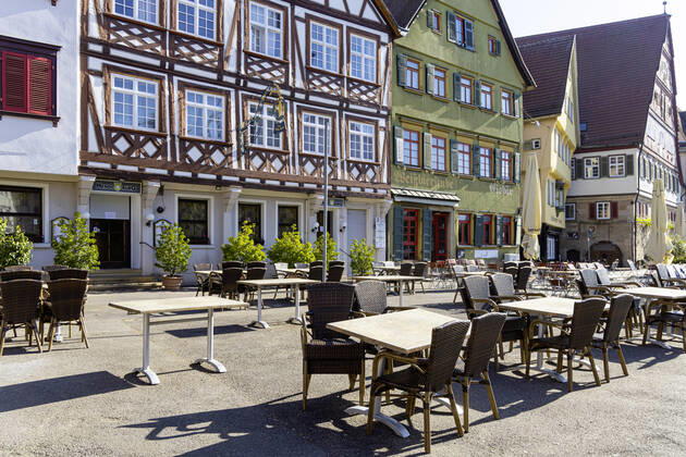 DEU, Deutschland, Baden-Württemberg, Esslingen, 26.04.2020: Stadtansicht Esslingen am Neckar. Aufgrund der Corona-Krise sind Straßencafes und Biergärten geschlossen.