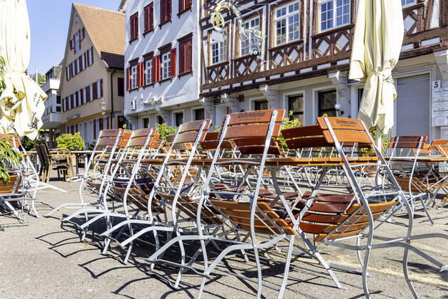 DEU, Deutschland, Baden-Württemberg, Esslingen, 26.04.2020: Stadtansicht Esslingen am Neckar. Aufgrund der Corona-Krise sind Straßencafes und Biergärten geschlossen.