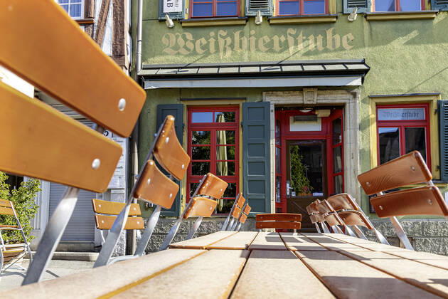 DEU, Deutschland, Baden-Württemberg, Esslingen, 26.04.2020: Stadtansicht Esslingen am Neckar. Aufgrund der Corona-Krise sind Straßencafes und Biergärten geschlossen.