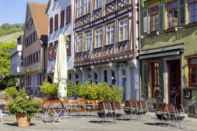 DEU, Deutschland, Baden-Württemberg, Esslingen, 26.04.2020: Stadtansicht Esslingen am Neckar. Aufgrund der Corona-Krise sind Straßencafes und Biergärten geschlossen.