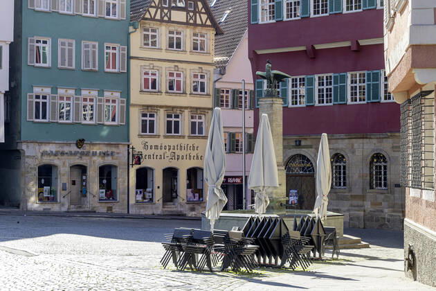 DEU, Deutschland, Baden-Württemberg, Esslingen, 26.04.2020: Stadtansicht Esslingen am Neckar. Aufgrund der Corona-Krise sind Straßencafes und Biergärten geschlossen.