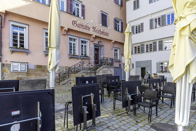 DEU, Deutschland, Baden-Württemberg, Esslingen, 26.04.2020: Stadtansicht Esslingen am Neckar. Aufgrund der Corona-Krise sind Straßencafes und Biergärten geschlossen.