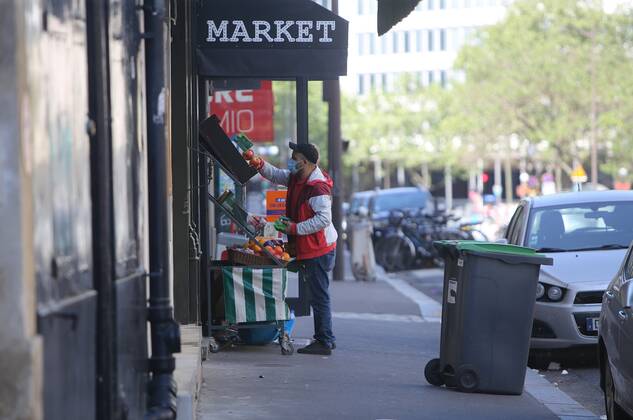 NEWS : Epidemie du covid -19 a Paris et mise en place des mesures des commercants 1 ou 2 personne a la fois dans les magasins - Paris -26 04 2020 NEWS : Covid 19 Coronavirus Confinement a Paris - 26 04 2020 JonathanRebboah Panoramic  PESRK24022012