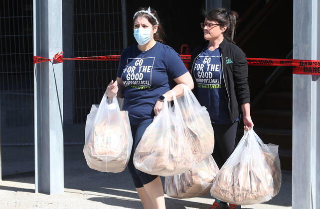 News Bilder des Tages Volunteers arrive with more food to be given to the many that have waited in their cars for free food, in St. Louis on Sunday, April 26, 2020. Hundreds of cars lined the streets for an opportunity to receive food from several restaurants, while the group took donations for theThe Gateway Resilience Fund, an organization that assists fellow restaurant workers that are out of work because of the coronavirus.  SLP2020042614 BILLxGREENBLATT