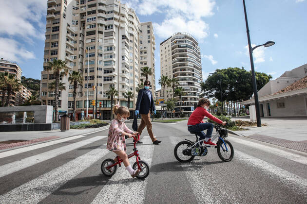 April 26, 2020: 26 April 2020 (Malaga) Thousands of children under the age of 14 go to the streets on Sunday, many on scooters and bicycles with balloons and to the beach after spending more than 40 days in solitary confinement. 42 days after the state of alarm was declared, more than six million children under the age of 14 have, as of this Sunday, permission to leave home for an hourÃ¢â‚¬â ¢s walk, and the landscape has changed in the streets. You see scooters and bicycles, even some family that has decided to go all out, the two parents with their children, when only one adult is allowed to accompany a maximum of three children within a distance of one kilometre from their home due to the coronavirus crisis - ZUMAc161 20200426_zap_c161_004 Copyright: xLorenzoxCarnerox