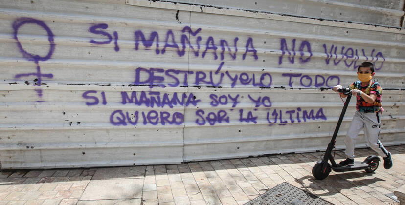 April 26, 2020: 26 April 2020 (Malaga) Thousands of children under the age of 14 go to the streets on Sunday, many on scooters and bicycles with balloons and to the beach after spending more than 40 days in solitary confinement. 42 days after the state of alarm was declared, more than six million children under the age of 14 have, as of this Sunday, permission to leave home for an hourÃ¢â‚¬â ¢s walk, and the landscape has changed in the streets. You see scooters and bicycles, even some family that has decided to go all out, the two parents with their children, when only one adult is allowed to accompany a maximum of three children within a distance of one kilometre from their home due to the coronavirus crisis - ZUMAc161 20200426_zap_c161_008 Copyright: xLorenzoxCarnerox