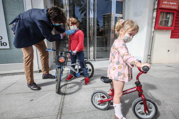 April 26, 2020: 26 April 2020 (Malaga) Thousands of children under the age of 14 go to the streets on Sunday, many on scooters and bicycles with balloons and to the beach after spending more than 40 days in solitary confinement. 42 days after the state of alarm was declared, more than six million children under the age of 14 have, as of this Sunday, permission to leave home for an hourÃ¢â‚¬â ¢s walk, and the landscape has changed in the streets. You see scooters and bicycles, even some family that has decided to go all out, the two parents with their children, when only one adult is allowed to accompany a maximum of three children within a distance of one kilometre from their home due to the coronavirus crisis - ZUMAc161 20200426_zap_c161_009 Copyright: xLorenzoxCarnerox