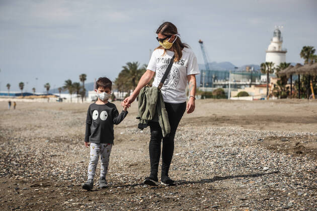 April 26, 2020: 26 April 2020 (Malaga) Thousands of children under the age of 14 go to the streets on Sunday, many on scooters and bicycles with balloons and to the beach after spending more than 40 days in solitary confinement. 42 days after the state of alarm was declared, more than six million children under the age of 14 have, as of this Sunday, permission to leave home for an hourÃ¢â‚¬â ¢s walk, and the landscape has changed in the streets. You see scooters and bicycles, even some family that has decided to go all out, the two parents with their children, when only one adult is allowed to accompany a maximum of three children within a distance of one kilometre from their home due to the coronavirus crisis - ZUMAc161 20200426_zap_c161_010 Copyright: xLorenzoxCarnerox