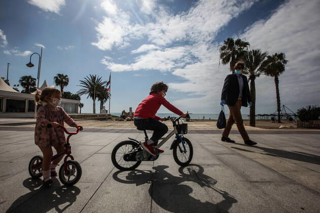 April 26, 2020: 26 April 2020 (Malaga) Thousands of children under the age of 14 go to the streets on Sunday, many on scooters and bicycles with balloons and to the beach after spending more than 40 days in solitary confinement. 42 days after the state of alarm was declared, more than six million children under the age of 14 have, as of this Sunday, permission to leave home for an hourÃ¢â‚¬â ¢s walk, and the landscape has changed in the streets. You see scooters and bicycles, even some family that has decided to go all out, the two parents with their children, when only one adult is allowed to accompany a maximum of three children within a distance of one kilometre from their home due to the coronavirus crisis - ZUMAc161 20200426_zap_c161_012 Copyright: xLorenzoxCarnerox