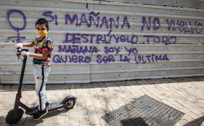 April 26, 2020: 26 April 2020 (Malaga) Thousands of children under the age of 14 go to the streets on Sunday, many on scooters and bicycles with balloons and to the beach after spending more than 40 days in solitary confinement. 42 days after the state of alarm was declared, more than six million children under the age of 14 have, as of this Sunday, permission to leave home for an hourÃ¢â‚¬â ¢s walk, and the landscape has changed in the streets. You see scooters and bicycles, even some family that has decided to go all out, the two parents with their children, when only one adult is allowed to accompany a maximum of three children within a distance of one kilometre from their home due to the coronavirus crisis - ZUMAc161 20200426_zap_c161_013 Copyright: xLorenzoxCarnerox