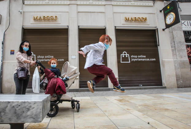 April 26, 2020: 26 April 2020 (Malaga) Thousands of children under the age of 14 go to the streets on Sunday, many on scooters and bicycles with balloons and to the beach after spending more than 40 days in solitary confinement. 42 days after the state of alarm was declared, more than six million children under the age of 14 have, as of this Sunday, permission to leave home for an hourÃ¢â‚¬â ¢s walk, and the landscape has changed in the streets. You see scooters and bicycles, even some family that has decided to go all out, the two parents with their children, when only one adult is allowed to accompany a maximum of three children within a distance of one kilometre from their home due to the coronavirus crisis - ZUMAc161 20200426_zap_c161_060 Copyright: xLorenzoxCarnerox