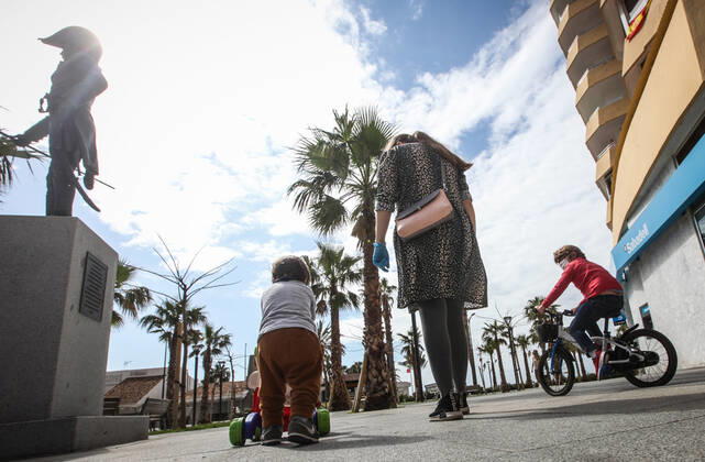 April 26, 2020: 26 April 2020 (Malaga) Thousands of children under the age of 14 go to the streets on Sunday, many on scooters and bicycles with balloons and to the beach after spending more than 40 days in solitary confinement. 42 days after the state of alarm was declared, more than six million children under the age of 14 have, as of this Sunday, permission to leave home for an hourÃ¢â‚¬â ¢s walk, and the landscape has changed in the streets. You see scooters and bicycles, even some family that has decided to go all out, the two parents with their children, when only one adult is allowed to accompany a maximum of three children within a distance of one kilometre from their home due to the coronavirus crisis - ZUMAc161 20200426_zap_c161_020 Copyright: xLorenzoxCarnerox
