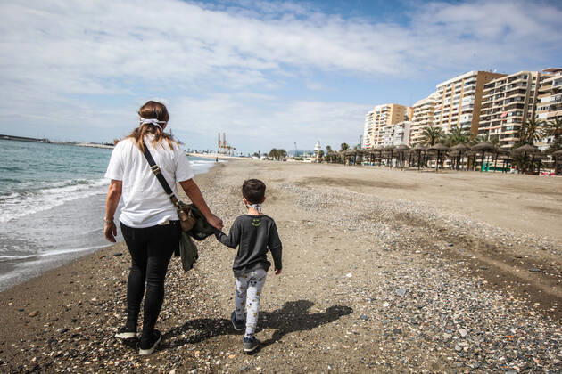 April 26, 2020: 26 April 2020 (Malaga) Thousands of children under the age of 14 go to the streets on Sunday, many on scooters and bicycles with balloons and to the beach after spending more than 40 days in solitary confinement. 42 days after the state of alarm was declared, more than six million children under the age of 14 have, as of this Sunday, permission to leave home for an hourÃ¢â‚¬â ¢s walk, and the landscape has changed in the streets. You see scooters and bicycles, even some family that has decided to go all out, the two parents with their children, when only one adult is allowed to accompany a maximum of three children within a distance of one kilometre from their home due to the coronavirus crisis - ZUMAc161 20200426_zap_c161_022 Copyright: xLorenzoxCarnerox