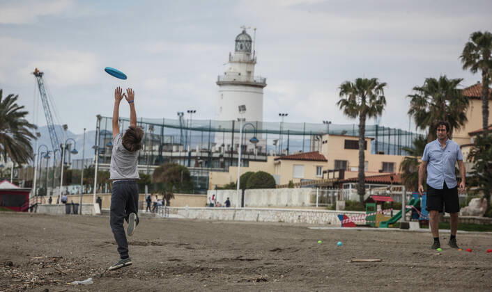 April 26, 2020: 26 April 2020 (Malaga) Thousands of children under the age of 14 go to the streets on Sunday, many on scooters and bicycles with balloons and to the beach after spending more than 40 days in solitary confinement. 42 days after the state of alarm was declared, more than six million children under the age of 14 have, as of this Sunday, permission to leave home for an hourÃ¢â‚¬â ¢s walk, and the landscape has changed in the streets. You see scooters and bicycles, even some family that has decided to go all out, the two parents with their children, when only one adult is allowed to accompany a maximum of three children within a distance of one kilometre from their home due to the coronavirus crisis - ZUMAc161 20200426_zap_c161_025 Copyright: xLorenzoxCarnerox
