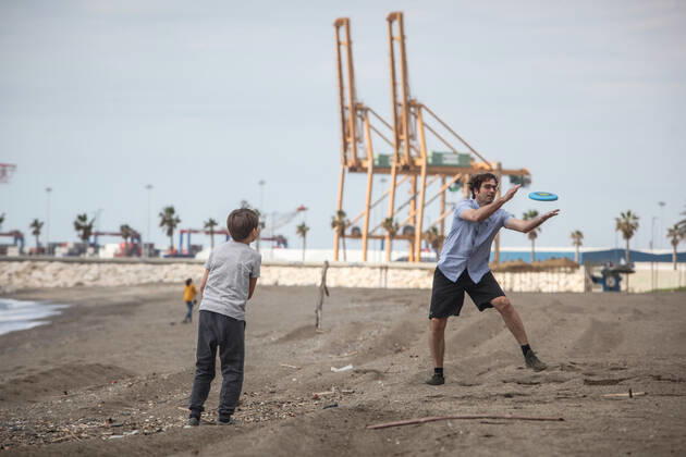 April 26, 2020: 26 April 2020 (Malaga) Thousands of children under the age of 14 go to the streets on Sunday, many on scooters and bicycles with balloons and to the beach after spending more than 40 days in solitary confinement. 42 days after the state of alarm was declared, more than six million children under the age of 14 have, as of this Sunday, permission to leave home for an hourÃ¢â‚¬â ¢s walk, and the landscape has changed in the streets. You see scooters and bicycles, even some family that has decided to go all out, the two parents with their children, when only one adult is allowed to accompany a maximum of three children within a distance of one kilometre from their home due to the coronavirus crisis - ZUMAc161 20200426_zap_c161_026 Copyright: xLorenzoxCarnerox