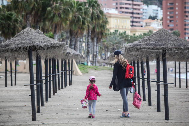 April 26, 2020: 26 April 2020 (Malaga) Thousands of children under the age of 14 go to the streets on Sunday, many on scooters and bicycles with balloons and to the beach after spending more than 40 days in solitary confinement. 42 days after the state of alarm was declared, more than six million children under the age of 14 have, as of this Sunday, permission to leave home for an hourÃ¢â‚¬â ¢s walk, and the landscape has changed in the streets. You see scooters and bicycles, even some family that has decided to go all out, the two parents with their children, when only one adult is allowed to accompany a maximum of three children within a distance of one kilometre from their home due to the coronavirus crisis - ZUMAc161 20200426_zap_c161_027 Copyright: xLorenzoxCarnerox
