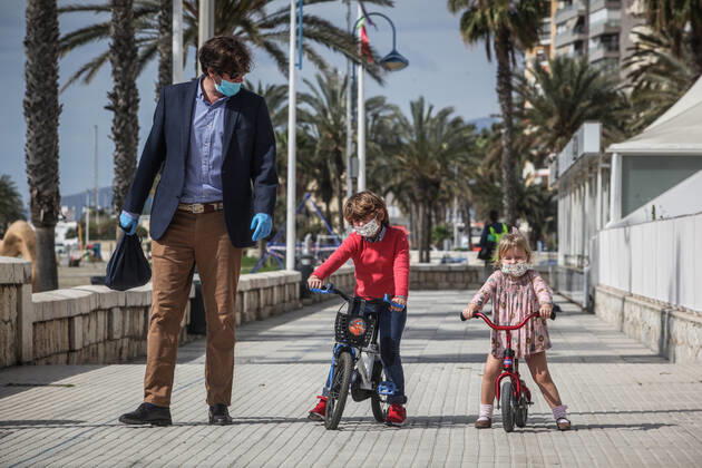 April 26, 2020: 26 April 2020 (Malaga) Thousands of children under the age of 14 go to the streets on Sunday, many on scooters and bicycles with balloons and to the beach after spending more than 40 days in solitary confinement. 42 days after the state of alarm was declared, more than six million children under the age of 14 have, as of this Sunday, permission to leave home for an hourÃ¢â‚¬â ¢s walk, and the landscape has changed in the streets. You see scooters and bicycles, even some family that has decided to go all out, the two parents with their children, when only one adult is allowed to accompany a maximum of three children within a distance of one kilometre from their home due to the coronavirus crisis - ZUMAc161 20200426_zap_c161_028 Copyright: xLorenzoxCarnerox