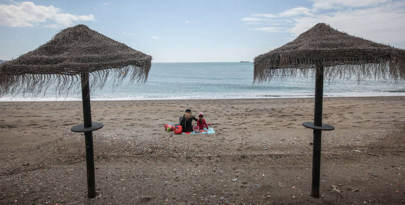 April 26, 2020: 26 April 2020 (Malaga) Thousands of children under the age of 14 go to the streets on Sunday, many on scooters and bicycles with balloons and to the beach after spending more than 40 days in solitary confinement. 42 days after the state of alarm was declared, more than six million children under the age of 14 have, as of this Sunday, permission to leave home for an hourÃ¢â‚¬â ¢s walk, and the landscape has changed in the streets. You see scooters and bicycles, even some family that has decided to go all out, the two parents with their children, when only one adult is allowed to accompany a maximum of three children within a distance of one kilometre from their home due to the coronavirus crisis - ZUMAc161 20200426_zap_c161_047 Copyright: xLorenzoxCarnerox