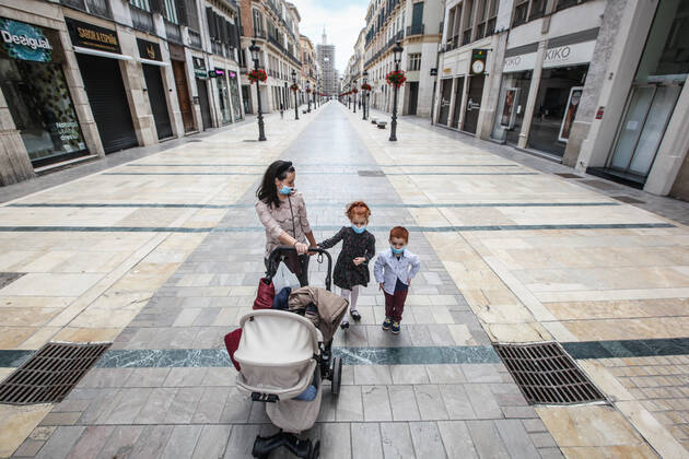 April 26, 2020: 26 April 2020 (Malaga) Thousands of children under the age of 14 go to the streets on Sunday, many on scooters and bicycles with balloons and to the beach after spending more than 40 days in solitary confinement. 42 days after the state of alarm was declared, more than six million children under the age of 14 have, as of this Sunday, permission to leave home for an hourÃ¢â‚¬â ¢s walk, and the landscape has changed in the streets. You see scooters and bicycles, even some family that has decided to go all out, the two parents with their children, when only one adult is allowed to accompany a maximum of three children within a distance of one kilometre from their home due to the coronavirus crisis - ZUMAc161 20200426_zap_c161_049 Copyright: xLorenzoxCarnerox