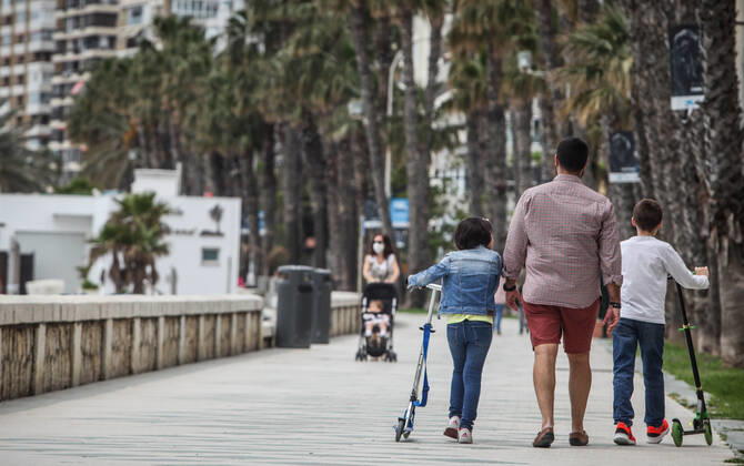 April 26, 2020: 26 April 2020 (Malaga) Thousands of children under the age of 14 go to the streets on Sunday, many on scooters and bicycles with balloons and to the beach after spending more than 40 days in solitary confinement. 42 days after the state of alarm was declared, more than six million children under the age of 14 have, as of this Sunday, permission to leave home for an hourÃ¢â‚¬â ¢s walk, and the landscape has changed in the streets. You see scooters and bicycles, even some family that has decided to go all out, the two parents with their children, when only one adult is allowed to accompany a maximum of three children within a distance of one kilometre from their home due to the coronavirus crisis - ZUMAc161 20200426_zap_c161_059 Copyright: xLorenzoxCarnerox