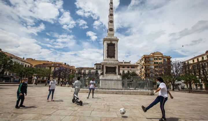 April 26, 2020: 26 April 2020 (Malaga) Thousands of children under the age of 14 go to the streets on Sunday, many on scooters and bicycles with balloons and to the beach after spending more than 40 days in solitary confinement. 42 days after the state of alarm was declared, more than six million children under the age of 14 have, as of this Sunday, permission to leave home for an hourÃ¢â‚¬â ¢s walk, and the landscape has changed in the streets. You see scooters and bicycles, even some family that has decided to go all out, the two parents with their children, when only one adult is allowed to accompany a maximum of three children within a distance of one kilometre from their home due to the coronavirus crisis - ZUMAc161 20200426_zap_c161_076 Copyright: xLorenzoxCarnerox