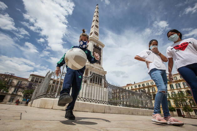 April 26, 2020: 26 April 2020 (Malaga) Thousands of children under the age of 14 go to the streets on Sunday, many on scooters and bicycles with balloons and to the beach after spending more than 40 days in solitary confinement. 42 days after the state of alarm was declared, more than six million children under the age of 14 have, as of this Sunday, permission to leave home for an hourÃ¢â‚¬â ¢s walk, and the landscape has changed in the streets. You see scooters and bicycles, even some family that has decided to go all out, the two parents with their children, when only one adult is allowed to accompany a maximum of three children within a distance of one kilometre from their home due to the coronavirus crisis - ZUMAc161 20200426_zap_c161_079 Copyright: xLorenzoxCarnerox