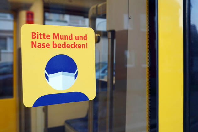 Maßnahmen gegen das Coronavirus Aufkleber mit dem Hinweis zur Schutzmaskenpflicht gegen das Coronavirus in NRW auf einer Straßenbahn Essen Nordrhein-Westfalen Deutschland