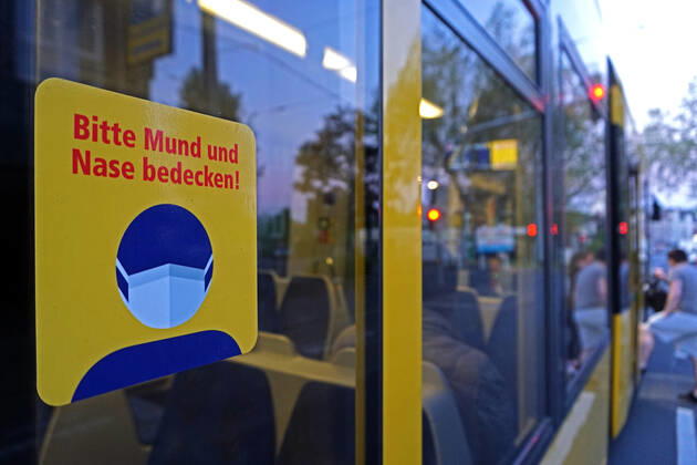 Maßnahmen gegen das Coronavirus Aufkleber mit dem Hinweis zur Schutzmaskenpflicht gegen das Coronavirus in NRW auf einer Straßenbahn Essen Nordrhein-Westfalen Deutschland