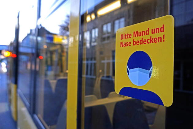 Maßnahmen gegen das Coronavirus Aufkleber mit dem Hinweis zur Schutzmaskenpflicht gegen das Coronavirus in NRW auf einer Straßenbahn Essen Nordrhein-Westfalen Deutschland