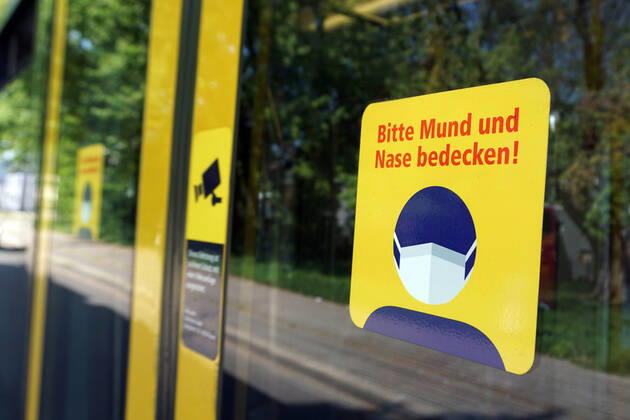 Maßnahmen gegen das Coronavirus Aufkleber mit dem Hinweis zur Schutzmaskenpflicht gegen das Coronavirus in NRW auf einer Straßenbahn Essen Nordrhein-Westfalen Deutschland