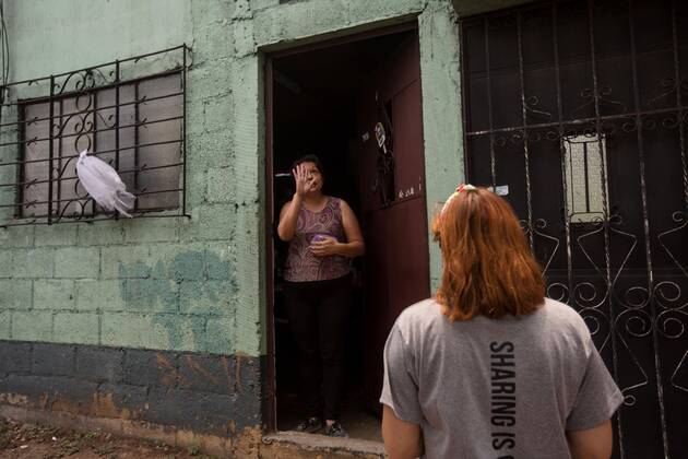 Volunteers from Help Guatemala deliver grocery bags to families who place white flags at the entrance of their homes to ask for help and food in Guatemala City, Guatemala, 26 April 2020. Hanging a white flag on the front of their homes as a request for food aid is the final hope that Guatemalans cling to in difficult times and without income due to the quarantine imposed on 15 March by authorities. EFE Esteban Biba White flags a resource for help in Guatemala !ACHTUNG: NUR REDAKTIONELLE NUTZUNG!  Copyright: xEstebanxBibax AME5925 20200427-637235439827200987