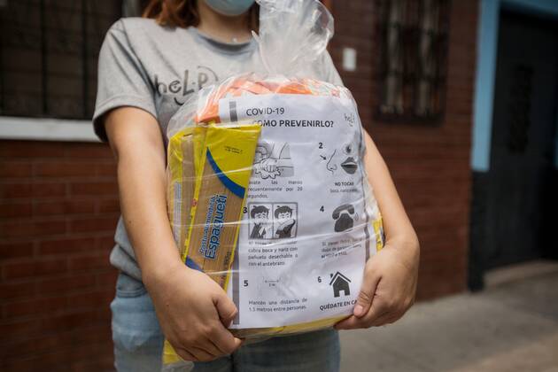Volunteers from Help Guatemala deliver grocery bags to families who place white flags at the entrance of their homes to ask for help and food in Guatemala City, Guatemala, 26 April 2020. Hanging a white flag on the front of their homes as a request for food aid is the final hope that Guatemalans cling to in difficult times and without income due to the quarantine imposed on 15 March by authorities. EFE Esteban Biba White flags a resource for help in Guatemala !ACHTUNG: NUR REDAKTIONELLE NUTZUNG!  Copyright: xEstebanxBibax AME5926 20200427-637235439844232685